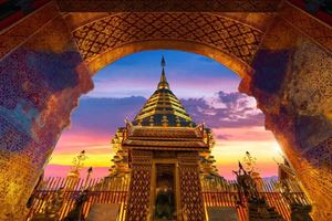 La belleza de arquitectura en los templos de Chiang Mai bajo el atardecer