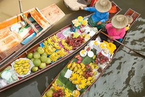 Explora la vida cotidiana en mercados flotantes de Tailandia