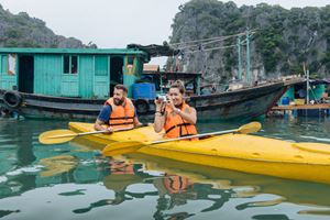 Exploran el paisaje en kayak