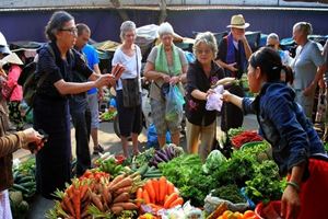 Aprenden a comprar las verduras para la clase de cocina