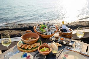 Una comida servida en la playa