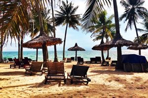 Zona de tomar el sol en la playa de Phu Quoc