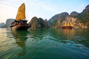 Crucero a bordo de un junco de madera, Halong