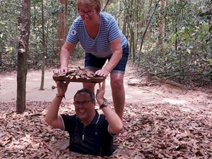 Nuestros queridos viajeros en los Túneles de Cu Chi