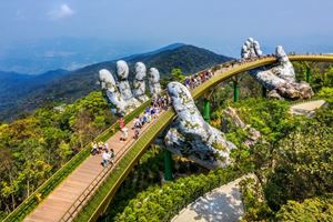 El Puente de Mano está situado en la Colina de Bana en Da Nang.