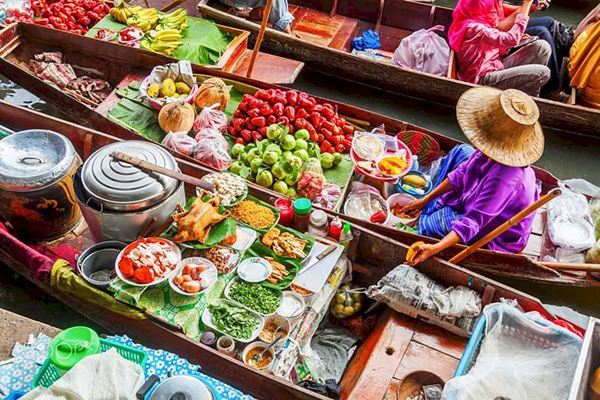 Conoce mejor la cultura local en Tailandia a través de una visita del mercado flotante