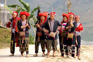 Mujeres de la etnia Dzao rojo