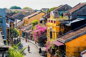 Timeless charm: Historic houses adorned with lanterns in Hoi An