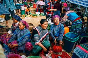 La gente étnica en un mercado semanal en Bac Ha