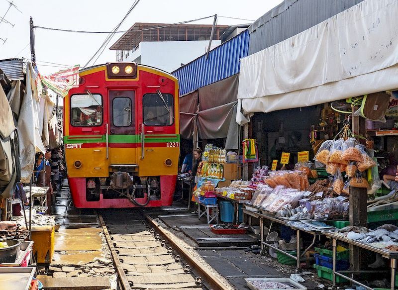 El Mercado de tren de Maeklong apareció en 1905