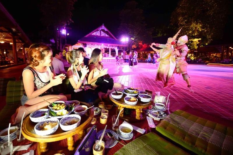 Considere experimentar una cena Khantoke y un espectáculo cultural cuando esté en Chiang Mai