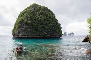 Pueden visitar la isla de Koh Phi Phi, cerca de Phuket, en ferri