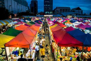 Escena en un mercado nocturno en Tailandia