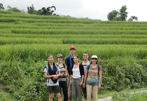Nuestros queridos viajeros frente a las impresionantes terrazas de arroz en Sapa.