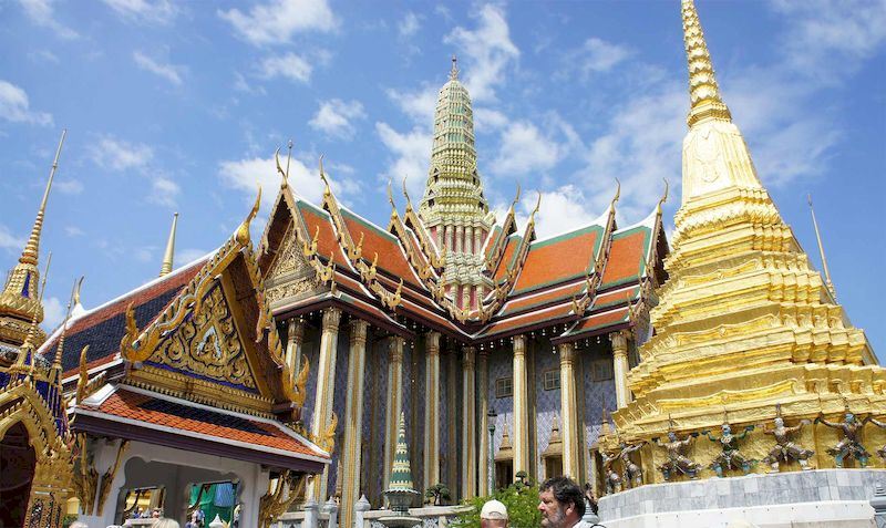 El palacio real de Tailandia es un complejo de templos únicos