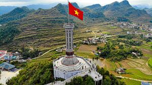 La asta gigante de la bandera de Lung Cu, en Ha Giang, marca el punto más septentrional del país y es un lugar histórico que no debe perderse.