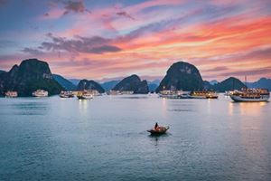 La belleza del atardecer romántico en la bahía de Halong, una de las maravillas del mundo