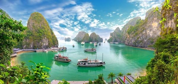 Halong Bay, one of the 7 beautiful bays in the world