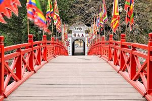 El puente Rojo en el lago de Hoan Kiem, Hanói