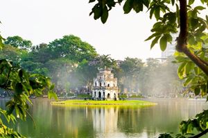 El lago de Hoan Kiem está situado dentro de la calle peatonal en la capital de Hanói