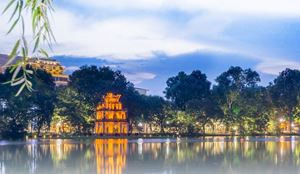 El lago de Hoan Kiem está situado dentro de la calle peatonal en la capital de Hanói