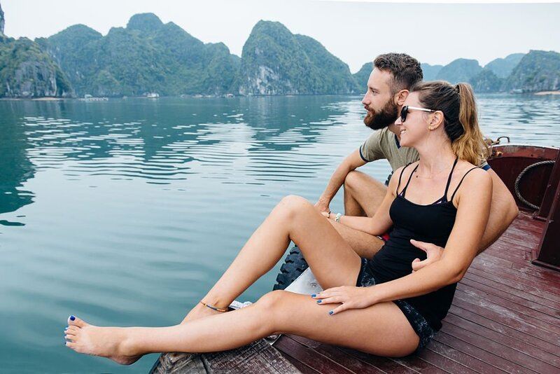 Pareja en la bahía de Halong