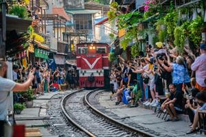 La calle del tren de Hanói atrae a los viajeros