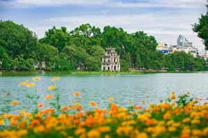 El lago de Hoan Kiem está situado dentro de la calle peatonal en la capital de Hanói