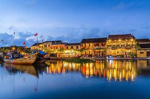 La encantadora belleza de la antigua ciudad de Hoi An cuando cae la noche