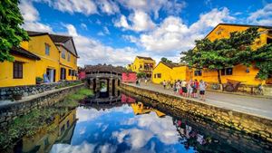 La antigua ciudad de Hoi An encanta con su belleza histórica, casas en forma de tubo y paredes doradas