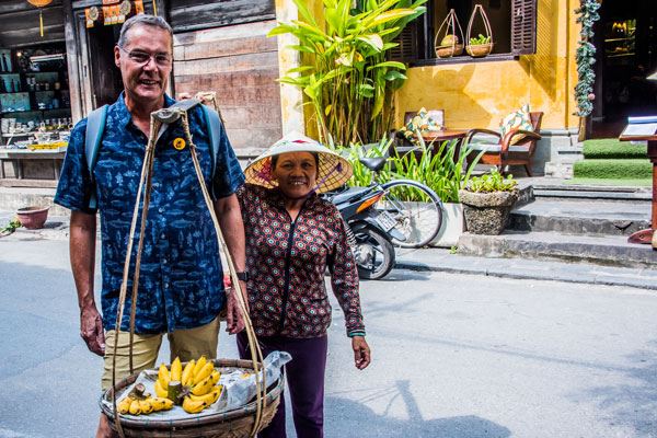 Experiencia de llevar cestas en el casco antiguo de Hoi An
