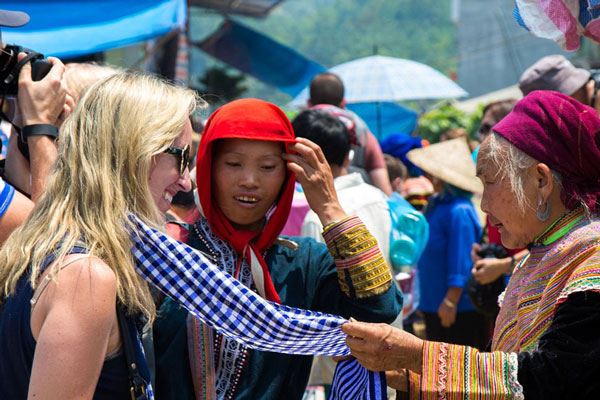 Encuentro con la población local durante un mercado semanal en Bac Ha