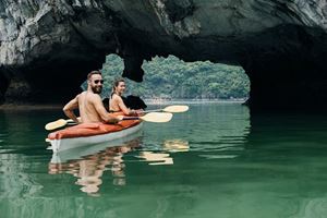 Pueden pasear por las cuevas de la bahía de Halong en kayak