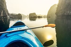 ¡No se pierda un paseo por los pueblos flotantes locales de Cat Ba en kayak!