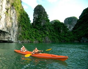 Los turistas experimentan el kayak en la bahía de Ha Long