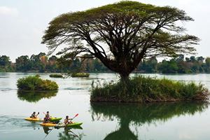 Una familia hace kayak en Laos