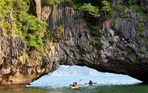 Paseo en kayak en la bahía de Halong