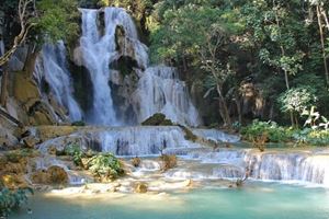 La magnífica cascada en Kuang Si, Laos