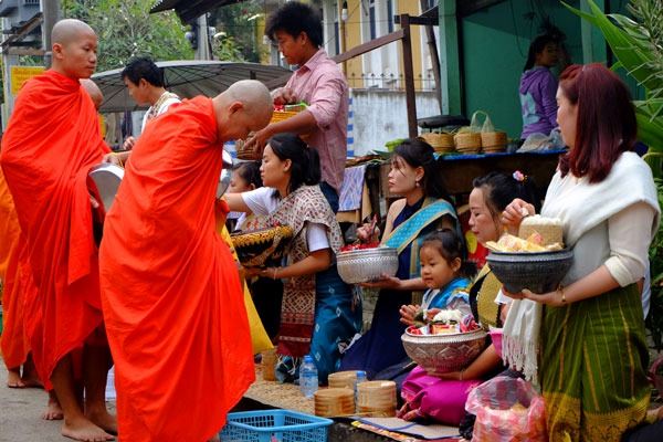 La ofrenda tradicional tak bat a los monjes de Luang Prabang