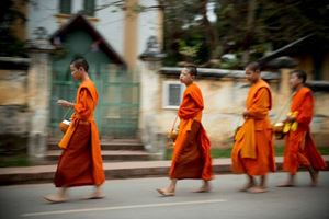 Tak Bat, el ritual matutino de limosna que se lleva a cabo en Luang Prabang