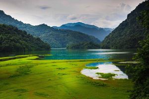 El lago natural de Ba Be pertenece a los 100 lagos de agua dulce más grandes del mundo