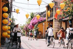 El tiempo se detiene en las calles iluminadas por faroles de Hoi An