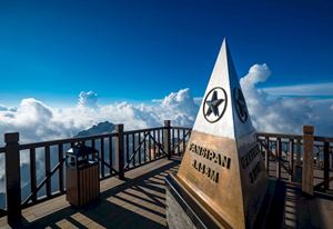 Fansipan es el pico más alto de Vietnam, así como del sudeste asiático, con un pico más alto de 3147,3 m