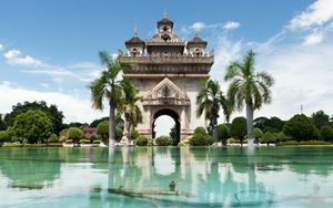 La Puerta de Patuxai, un monumento emblemático en Luang Prabang, refleja la rica historia de Laosa