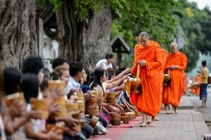 Ceremonia de entrega de limosna en Luang Prabang