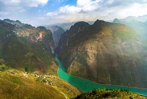 El río Nho Que serpentea entre gigantes barrancos