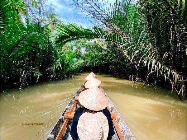 Turistas en el paseo en bote por el Delta del Mekong