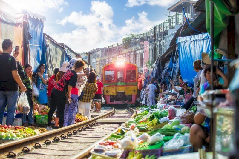 Mercado de tren de Tailandia nunca deja de llamar la atención.