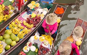 La escena colorida en los mercados flotantes en Tailandia