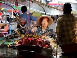 Explora la vida cotidiana en los mercados flotantes en Bangkok